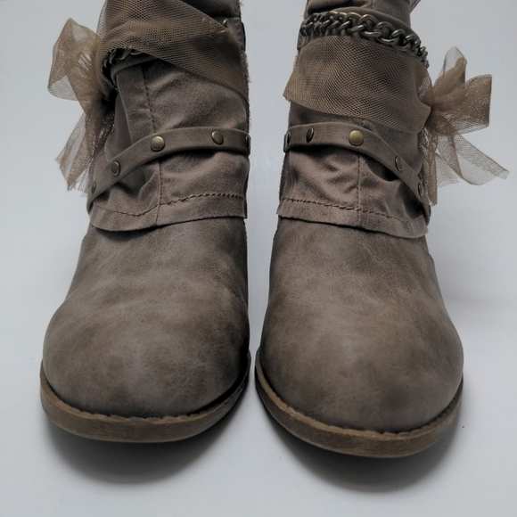 Jellypop Blake Vegan Ankle Boots with Bow and Chain - Picture 3 of 10